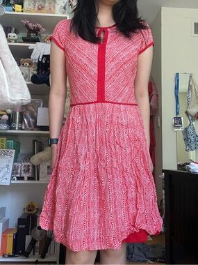 red and white patterned knee length dress by paper dolls size small